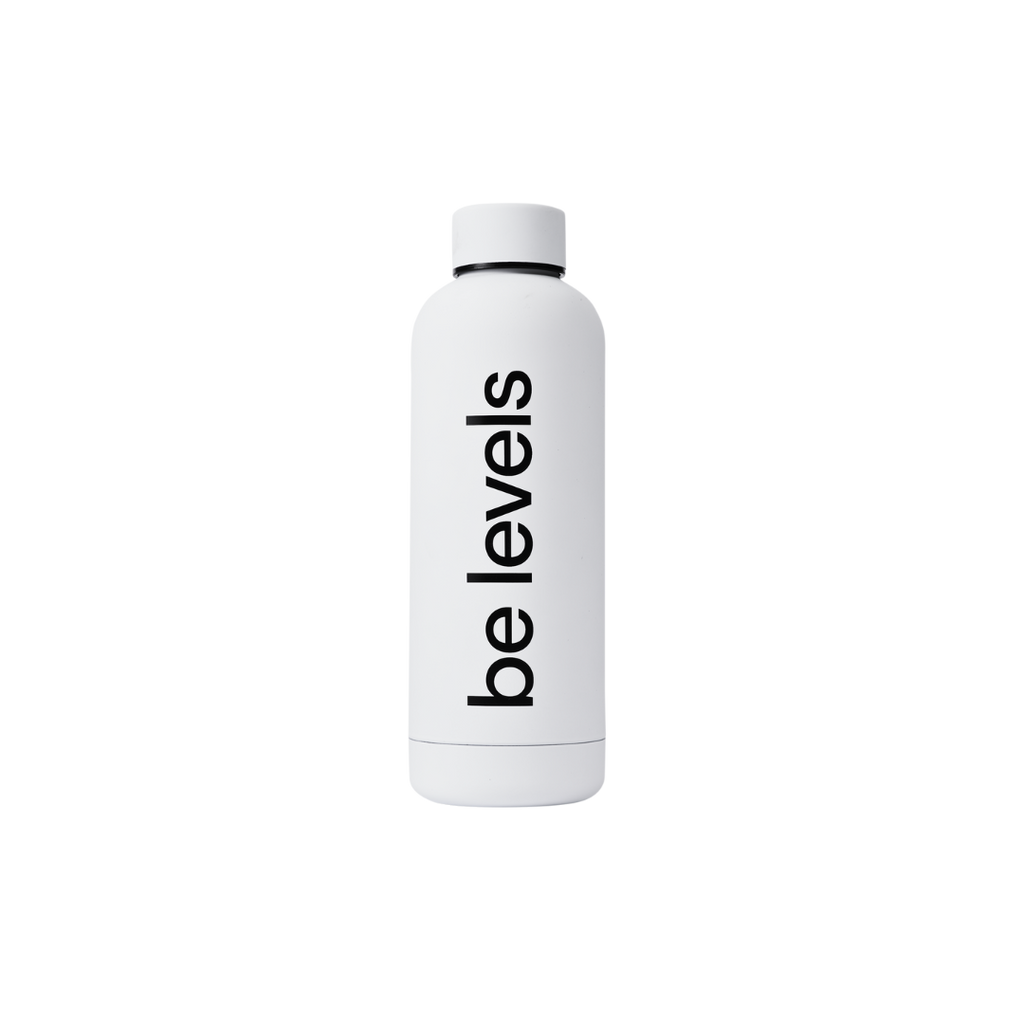 Botella térmica blanca mate con el logo de be levels en negro impreso en vertical