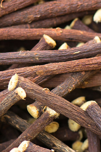 Süßholzwurzel und -stängel