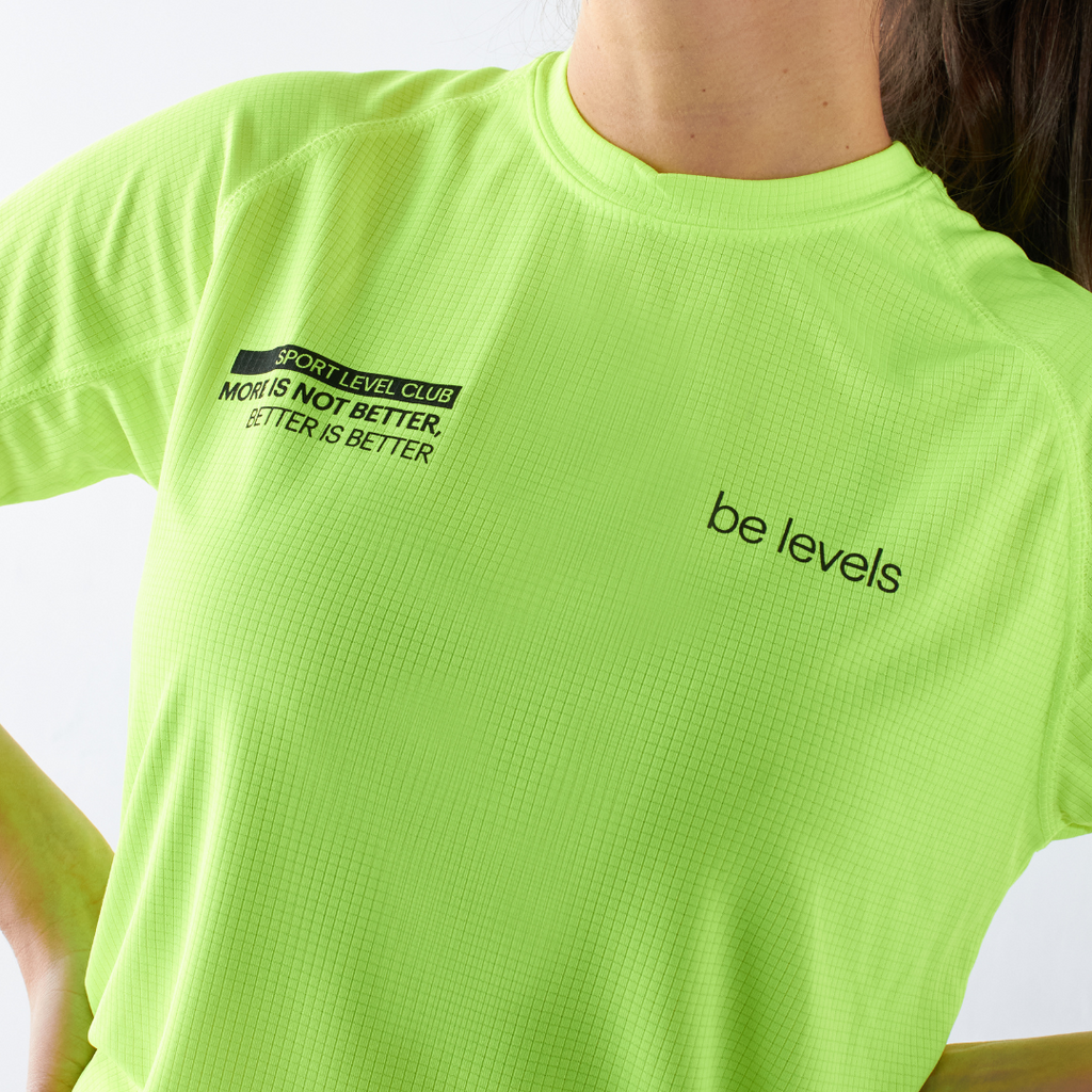Camiseta técnica deportiva verde fluorescente de be levels con el lema more is not better, better is better