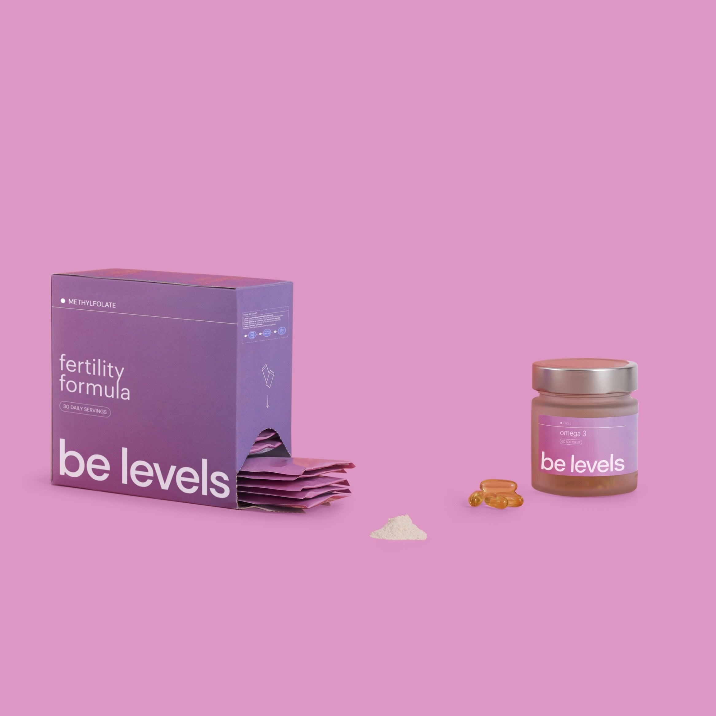 bodegon de producto fertility formula con la caja de los sobres, el polvo, las cápsulas y el bote de omega 3