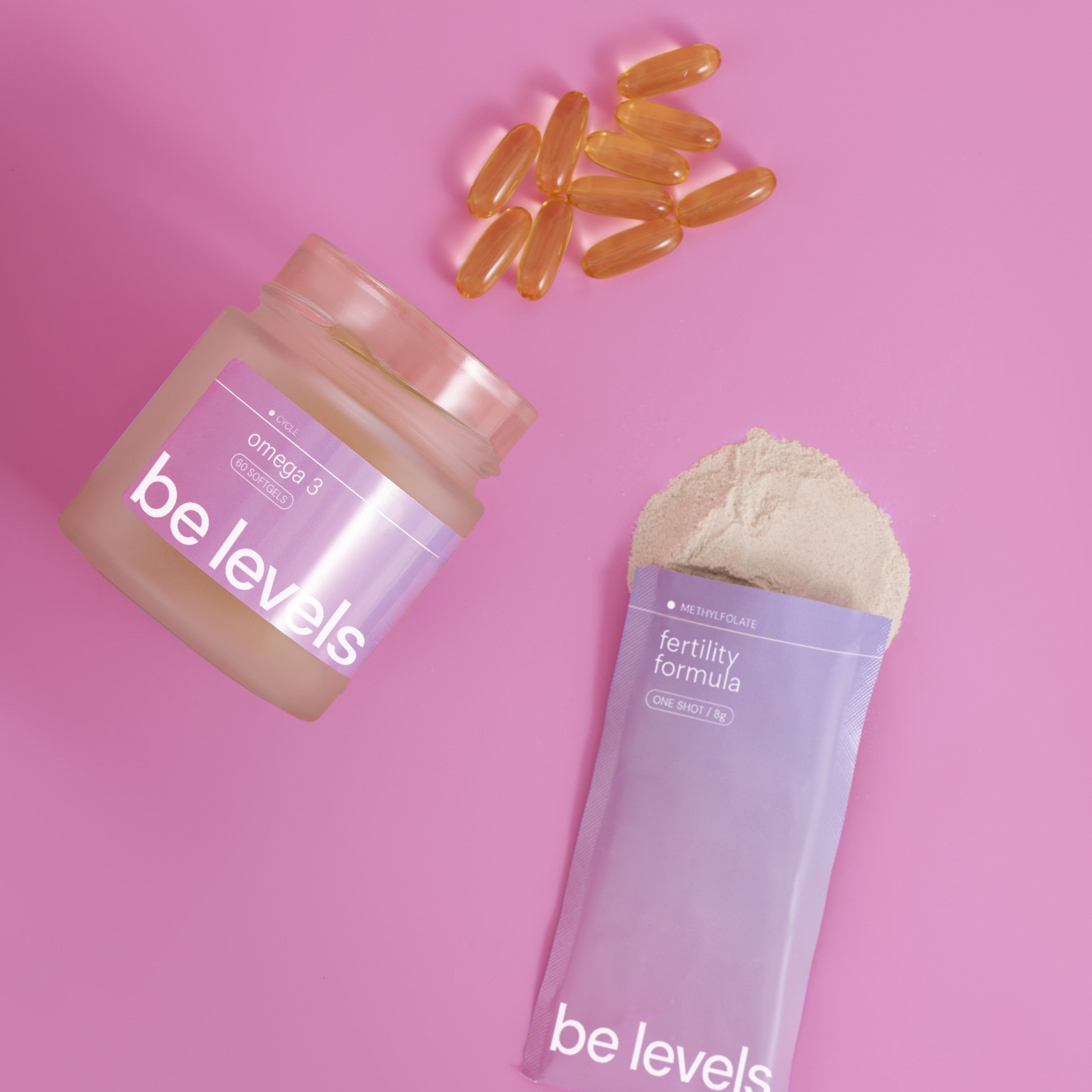 Bote de omega 3 con las cápsulas de fertility formula con sobre con polvo.